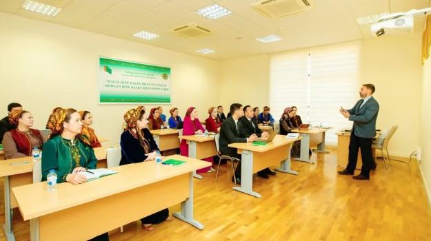 Türkmen döwlet uniwersitetinde ABŞ-nyň ilçihanasy tarapyndan hünär kämilleşdiriş okuw sapaklary geçirilýär