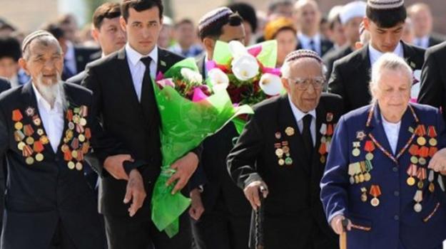 Türkmenistanyň Prezidentiniň adyndan uruş weteranlaryna sowgatlar gowşurylar